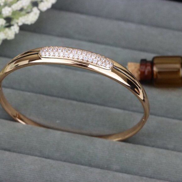Elegant Rose Gold Bangle with Pavé Accents in Classic Oval Design, XPBL0425 - Picture 10 of 12